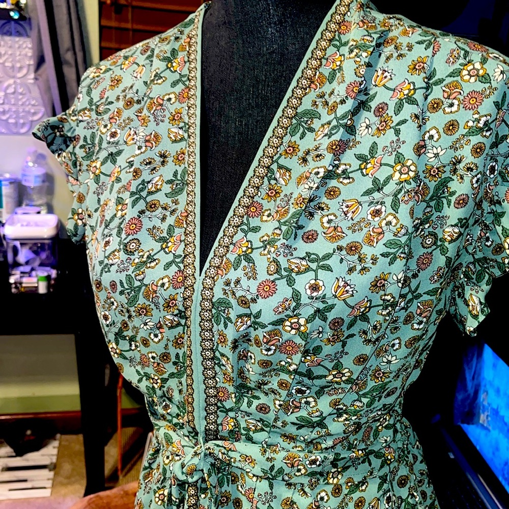 # 49 (S) Max Studio sheer blouse V- Neck green Floral with tie & elastic waist
